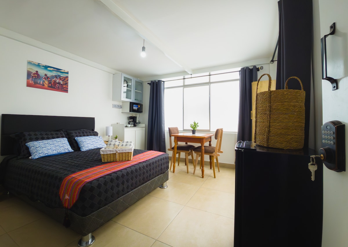 დაისვენეთ თანამედროვე, ნათელ ოთახში, რომელიც აღჭურვილია მინი‑ბარითა და ელეგანტური დიზაინის ყავის ბარით, რომ ოთახიდან გაუსვლელად მიირთვათ თქვენი საყვარელი ყავა. ყველა დეტალი გააზრებულია, რომ სტუმრობისას კომფორტი, სტილი და დამოუკიდებლობა გქონდეთ.