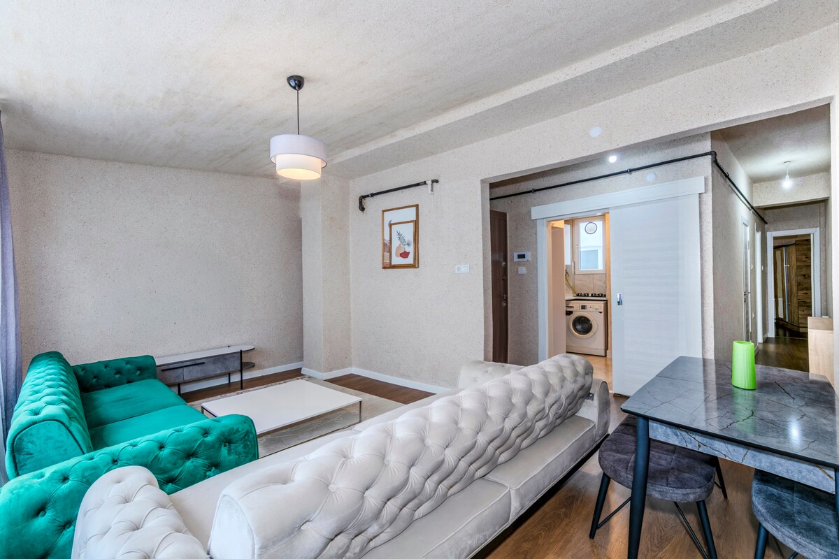 • הספה הנפתחת בסלון יכולה להיפתח והיא גדולה מספיק כדי ששתי אנשים יוכלו לישון בנוחות

• הספה הנפתחת בסלון יכולה להיפתח והיא גדולה מספיק כדי להכיל שני אנשים בנוחות.