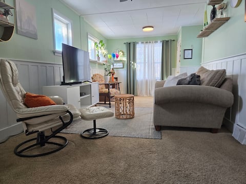 Popular Airbnb listing: Cozy Whole House Near Downtown | Parking Included in Manitoba