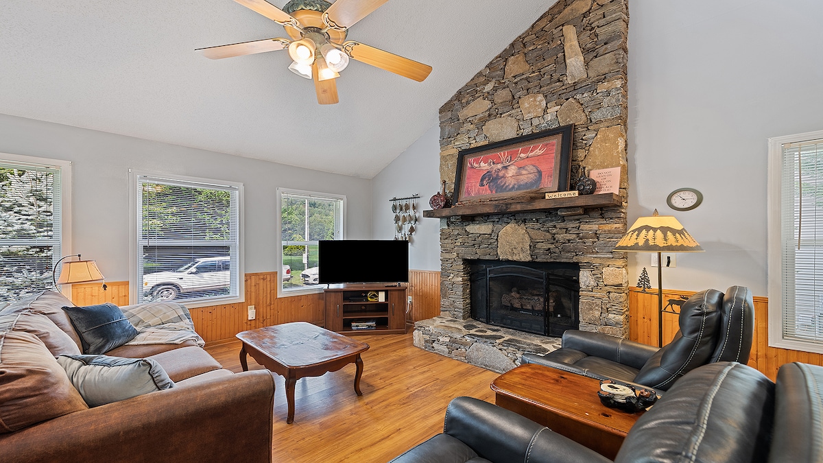 Удобни и уютни места за сядане във всекидневната, каменна камина с пропанови газови трупи, нов смарт телевизор.