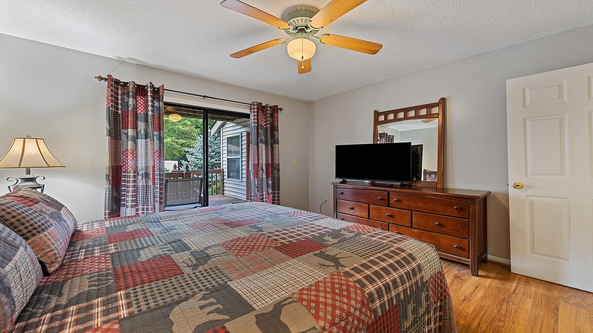 Спалня с голямо двойно легло, достъп до предната веранда и смарт телевизор.