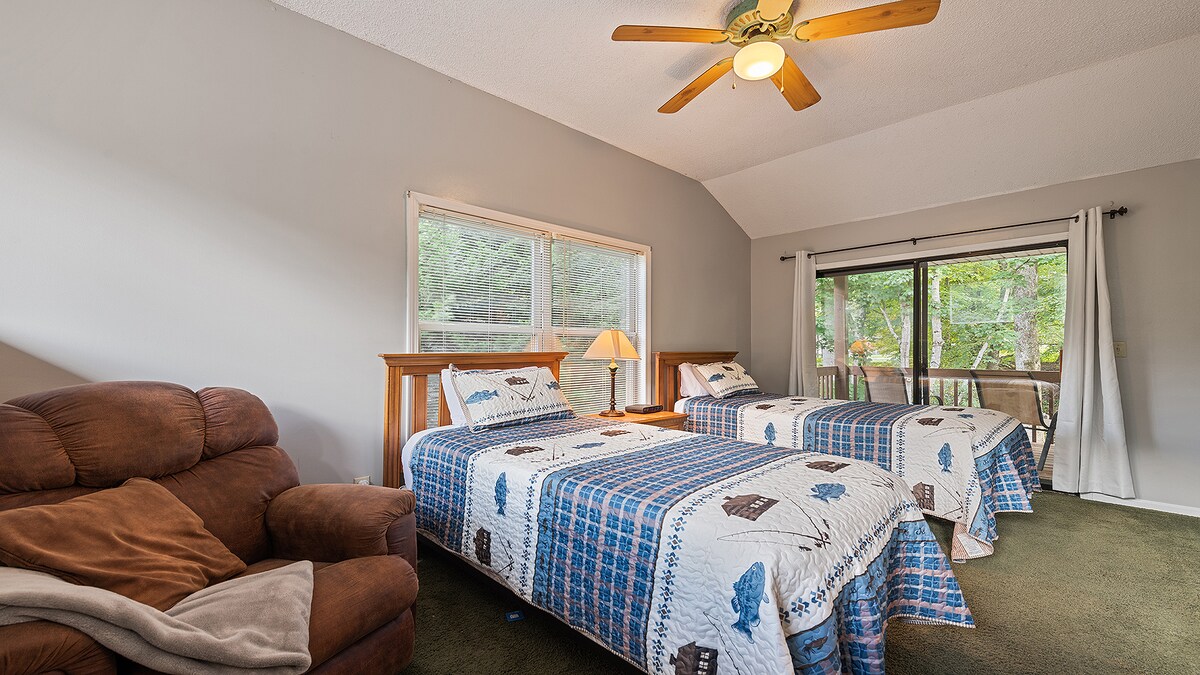 Двойната стая предлага собствен балкон, изглед към потока и места за сядане на открито. 