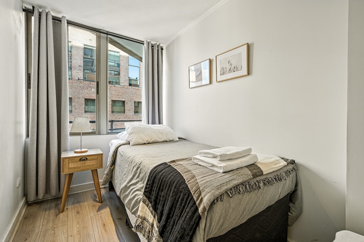 מיטה נפתחת, מיטה אחת מעל השנייה שנפתחת עם גלגלים