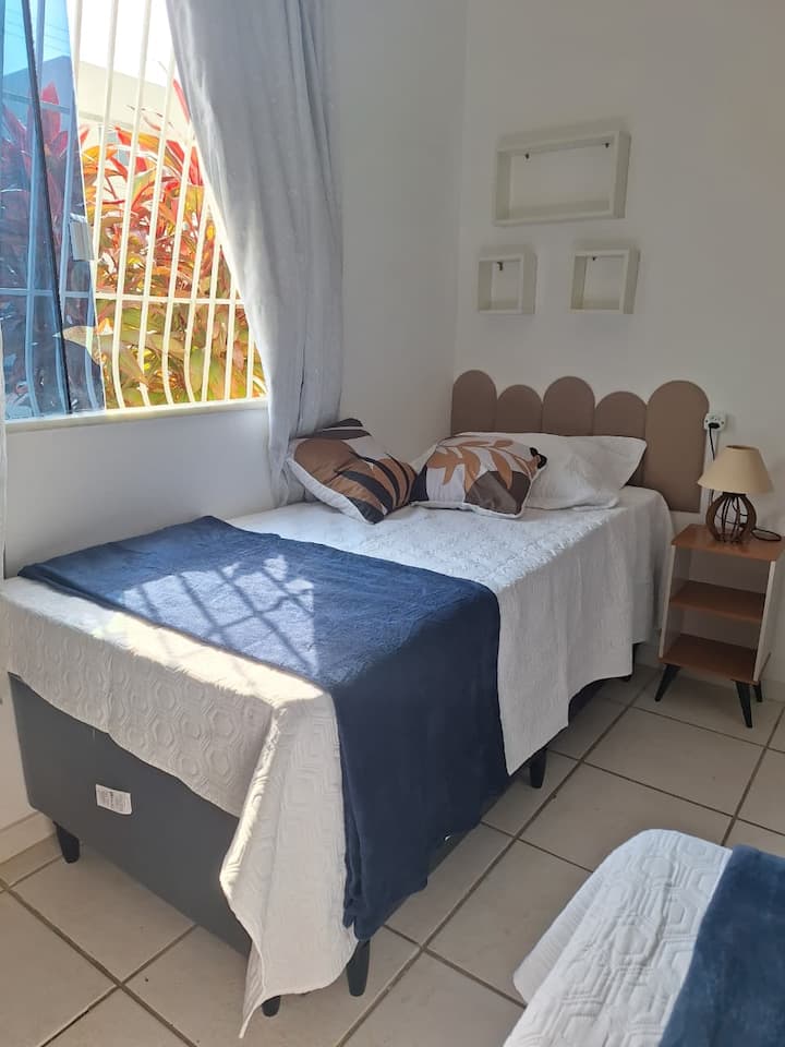 ორსაწოლი ორტობომის შიდა მატრასით, D33 ქაფით. საწოლთან განთავსებული ტუმბო, რომელსაც აქვს განათება.