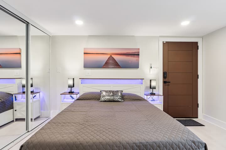 Chumba cha chini ya ardhi kilicho na kitanda aina ya Queen, sofa ya kulala inayotolewa (ukubwa wa Queen), Smart TV (-> tu kwa nafasi zilizowekwa baada ya tarehe 4 Mei, 2026)