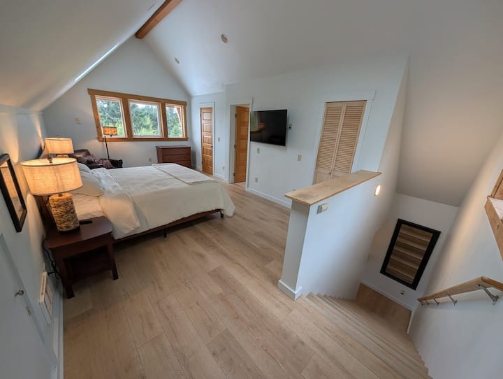 Chambre à l'étage avec plafonds voûtés et vue sur le détroit de Juan de Fuca et le Canada.