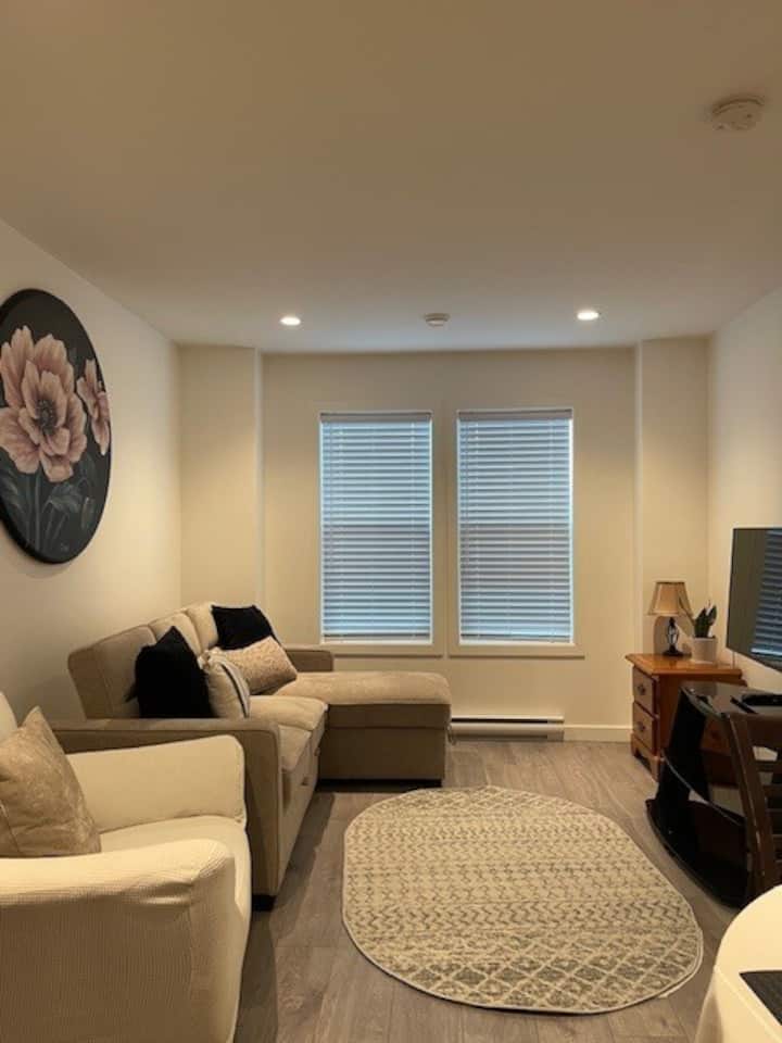 Modern, Spacious 1-bdrm Apt: Near Airport & Ferry - North Saanich