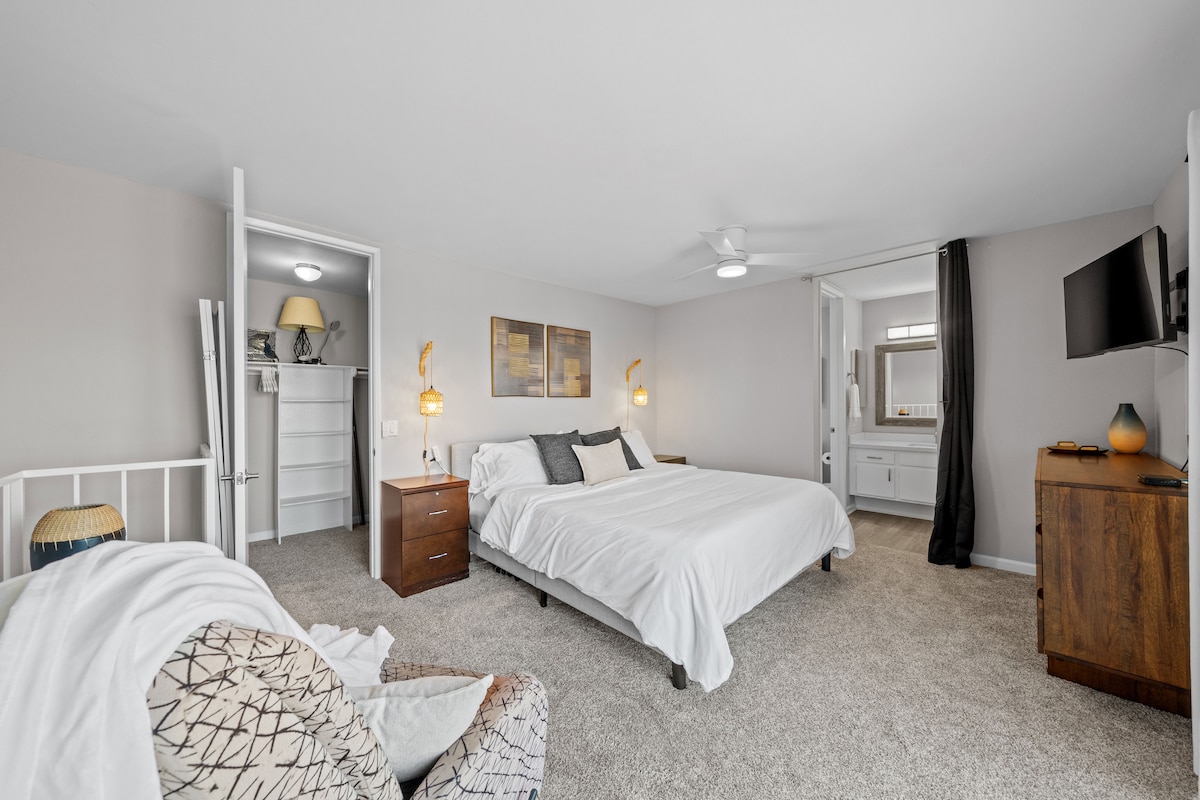 جناح علوي فاخر مع سرير كينغ كاليفورنيا وحمام داخلي وشرفة خاصة — ملاذك الهادئ فوق كل شيء.