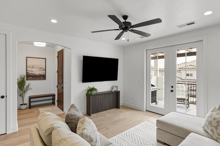 您放松身心的完美空间：舒适的座位、大型平板电视和美丽的窗户，让自然光线进入室内。