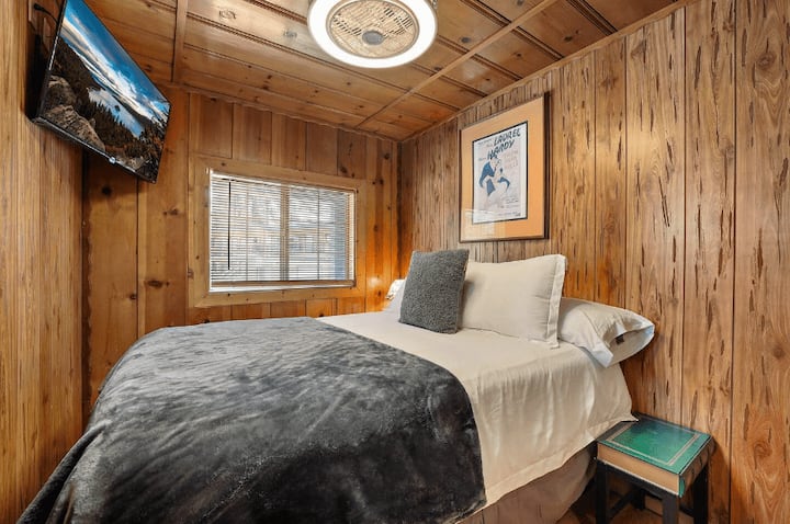 Queen Bed, ceiling fan and light, streaming TV.