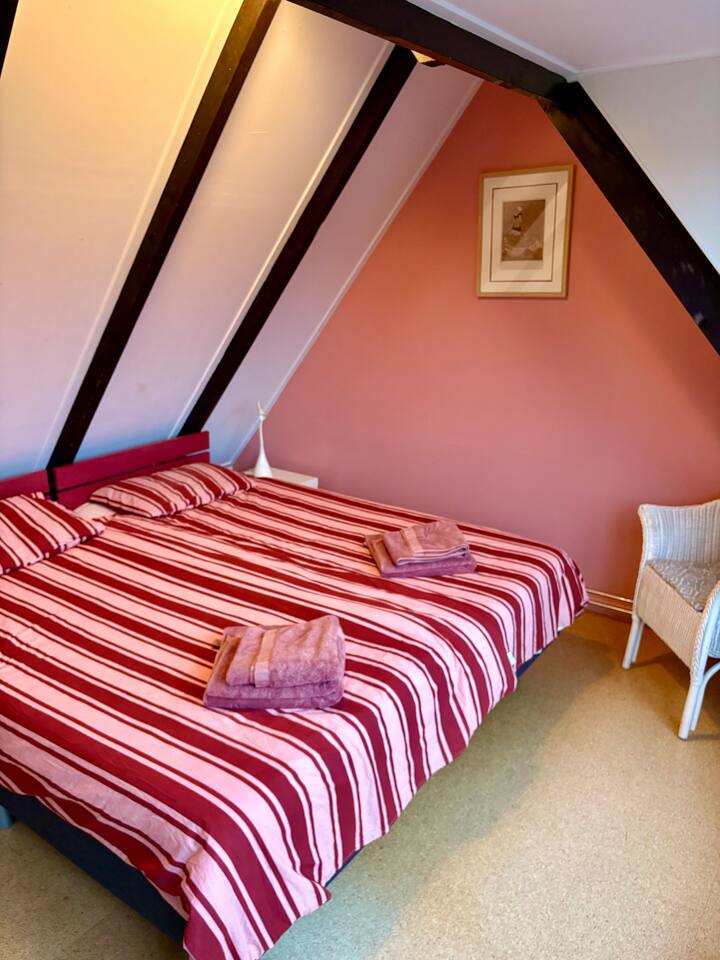 El dormitorio principal de arriba.