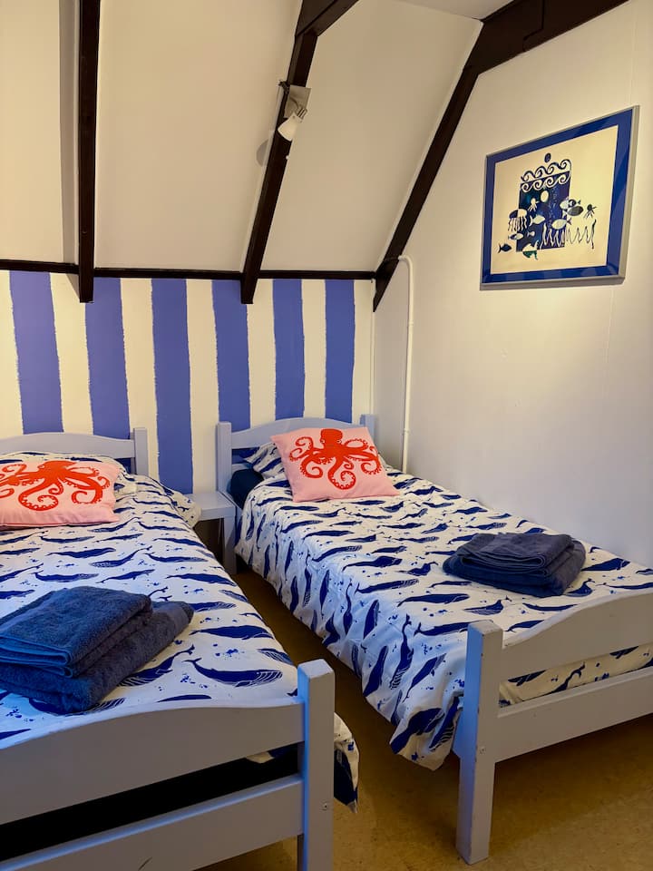 En la habitación azul, las camas también se pueden hacer con edredones de jabón para los niños pequeños. 