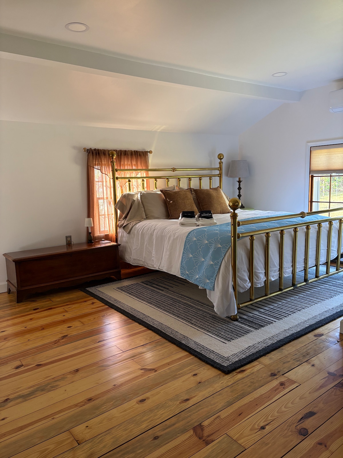 تقع غرفة النوم الرئيسية في الطابق الثاني مع سرير كينج وحمام داخلي