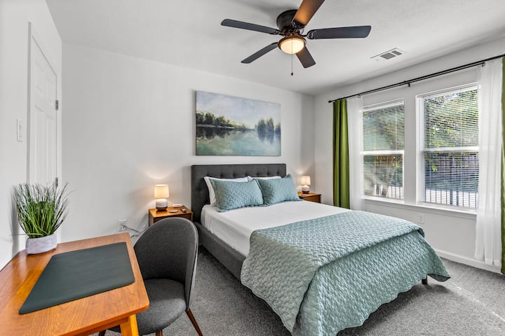 Втора спална соба со удобна постелнина и природна светлина.