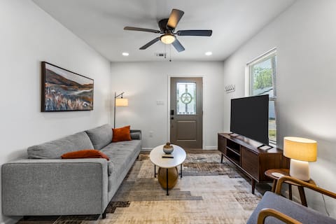 Top Airbnb: Guest Fav 2BR/2BA | Parking, Fast Wi‑Fi | Near DT in Houston