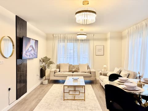 Top performing Airbnb: City Apartment in Leeds • 2BR • Parking Included in Richmond Hill