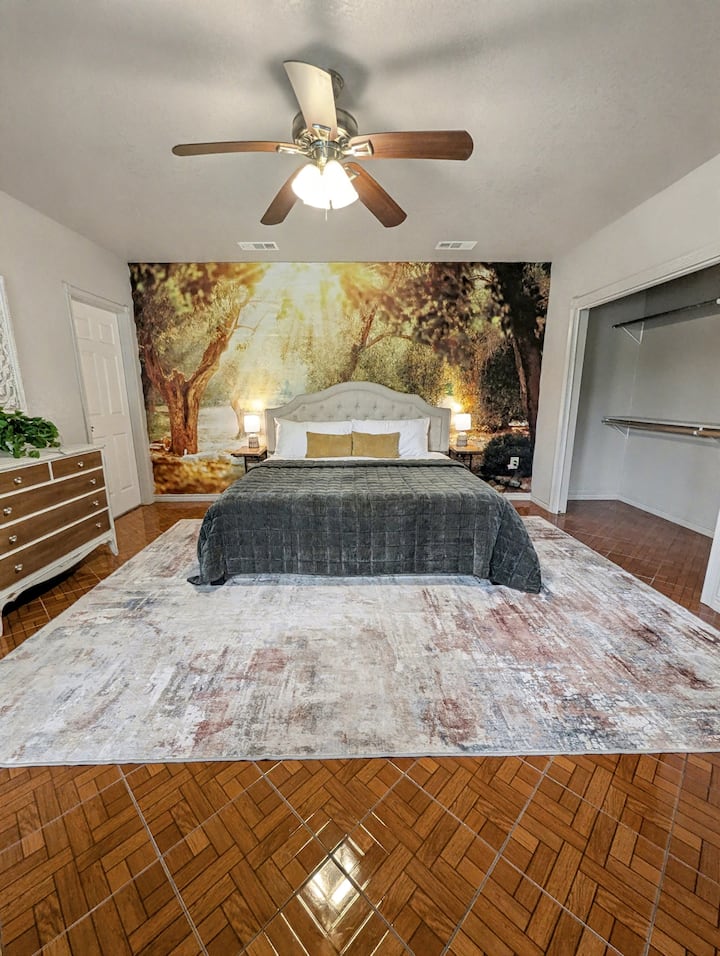 Daybreak Haven – glavna spavaća soba nalazi se na donjoj razini.
1 bračni krevet (180 – 220 cm), 1 krevet na razvlačenje (160 – 200 cm), ormar, komoda
Za najviše 4 osobe