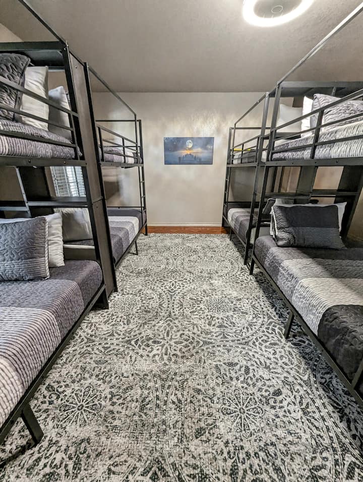 Krevet na kat Twilight Skies – nalazi se na nižoj razini.
4 kreveta na kat, može spavati do 8 osoba