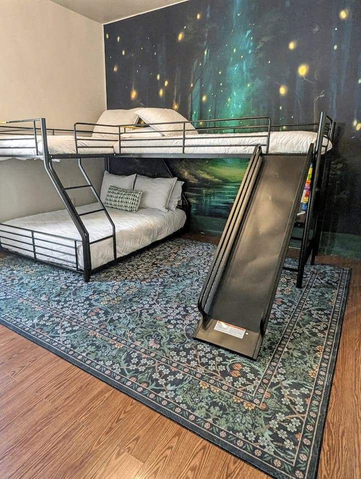 Krevet na kat u Glowing Meadowsu – nalazi se na najvišoj razini.
2 zasebna kreveta umjesto jednog bračnog kreveta, ormar
Za najviše 4 osobe