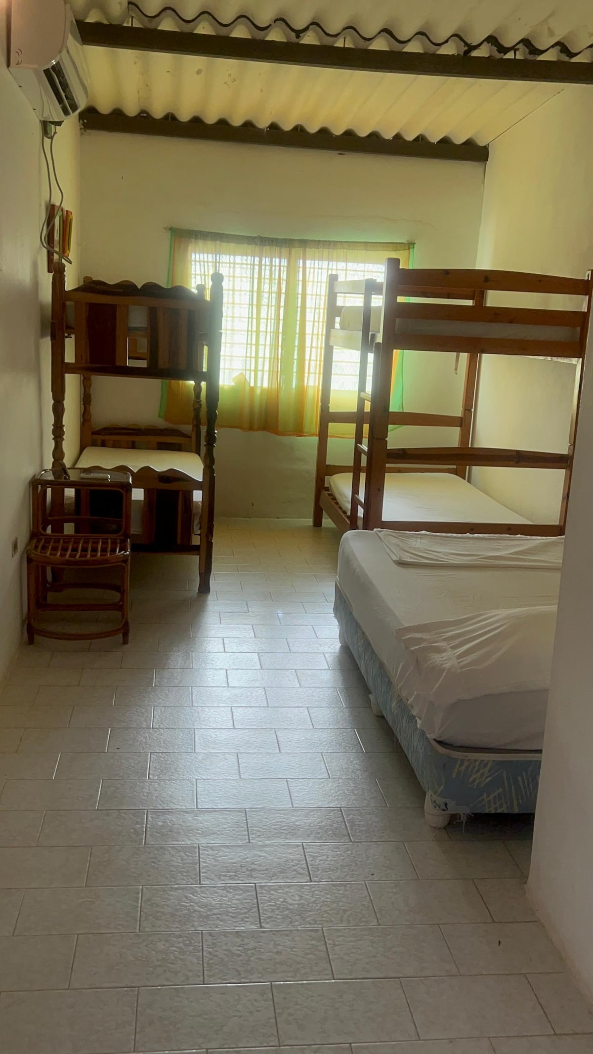 الغرفة 1 تتسع لـ 6 أشخاص، بحد أقصى 8