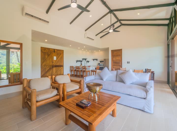  Obývanie v interiéri aj exteriéri s panoramatickým výhľadom na Tichý oceán