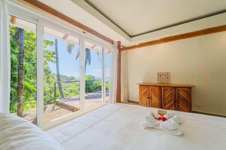 Hlavná spálňa s prístupom na terasu a oceánskym vánkom