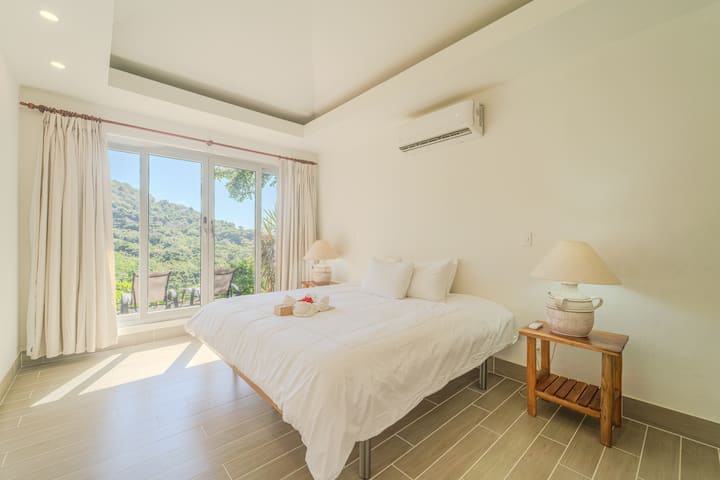 Môže byť nastavená ako posteľ veľkosti King alebo dve samostatné postele, oceánsky vánok, kúpeľové nastavenie.