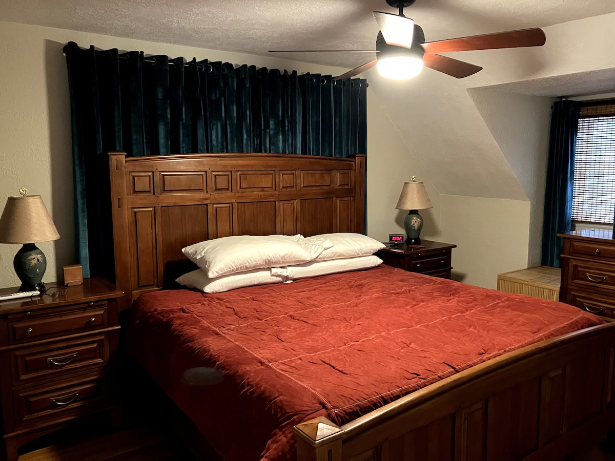 זו עשויה להיות המיטה הכי נוחה שישנתם בה! מזרן קצף עם כיסוי קטיפה הוא גולת הכותרת, אבל בחדר השינה הזה יש גם שני ארונות (אחד מהם הוא חדר הלבשה); שידה; ושני שידות לילה.