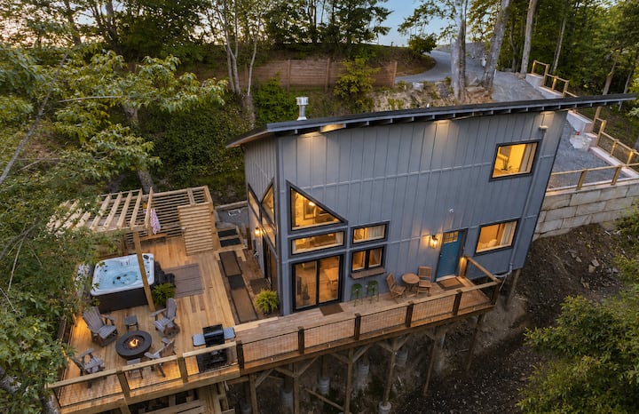 New Treehouse Retreat | Hot Tub, Sauna, Fire Pit - Boone, NC