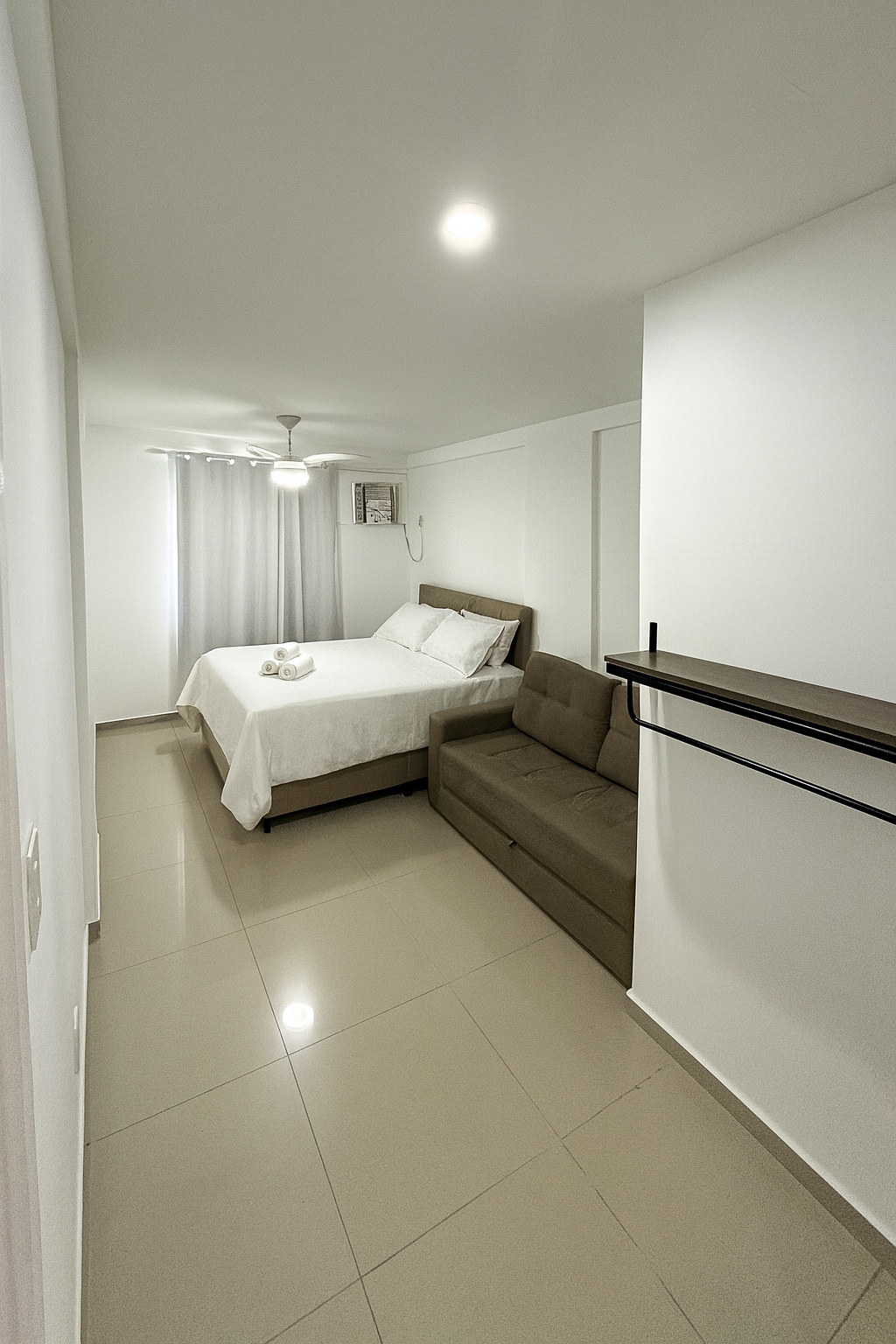 Chumba chenye kiyoyozi na kitanda cha watu wawili na kitanda cha sofa kinachotoshea watu 4 kwa starehe 