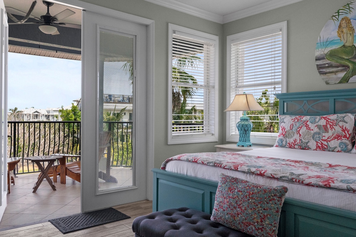 חדר שינה עם מיטת קינג סייז עם נוף למפרץ מהמרפסת, מקלחת צמודה ואמבטיה עם סילונים, טלוויזיה וחדר ארונות. 