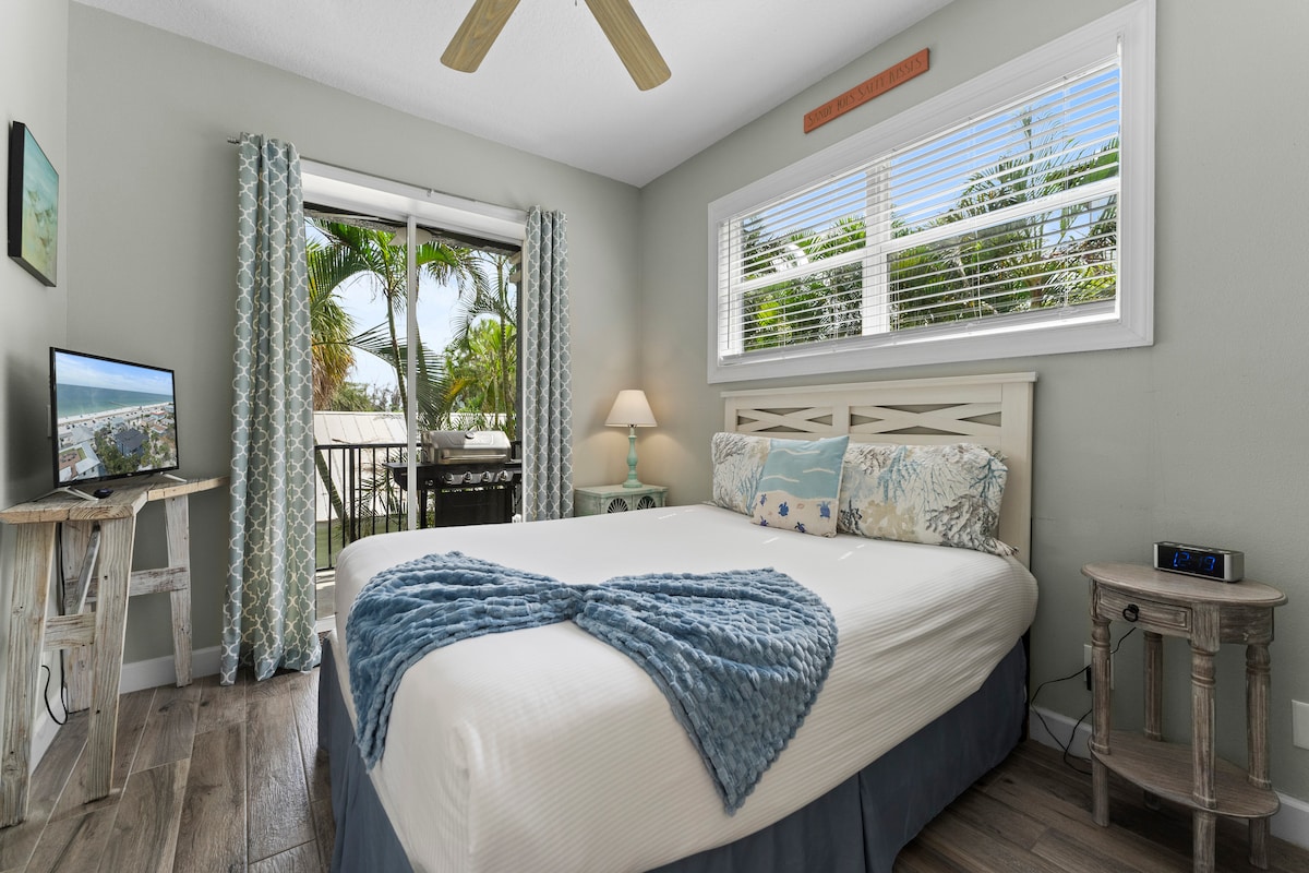 מיטת קווין בקומה הראשונה עם חדר רחצה/מקלחת משותפים וחדר ארונות, מרפסת וטלוויזיה