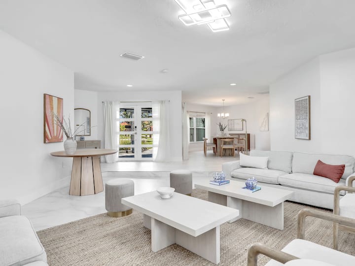 Luxury Mansion! 6ksqft, Pool, Gym, Near Beach - Fort Myers Beach, FL
