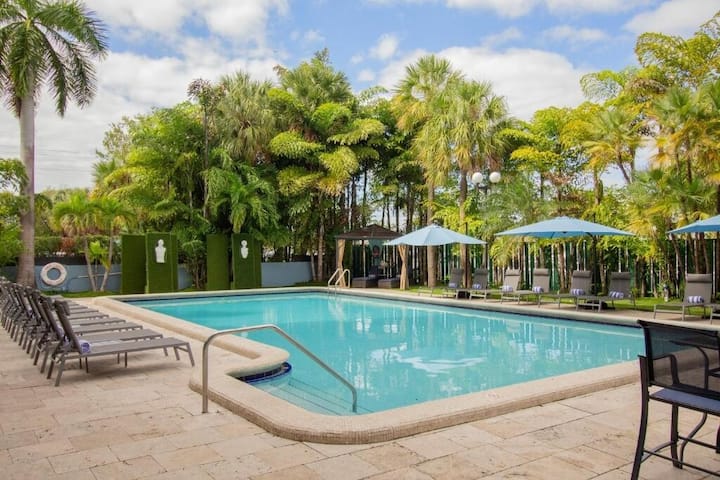 Tropical Pool And Shuttle | 3 Relaxing Units - Miami, FL