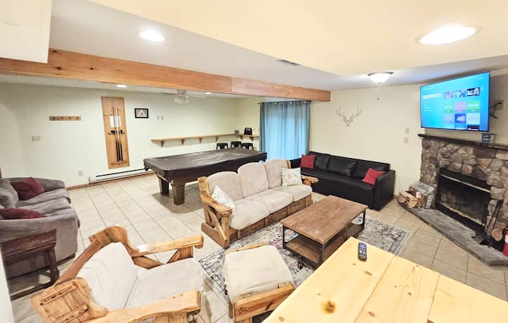 Hot Tub, 4bdr, loft - close to attractions - Chalets for Rent in