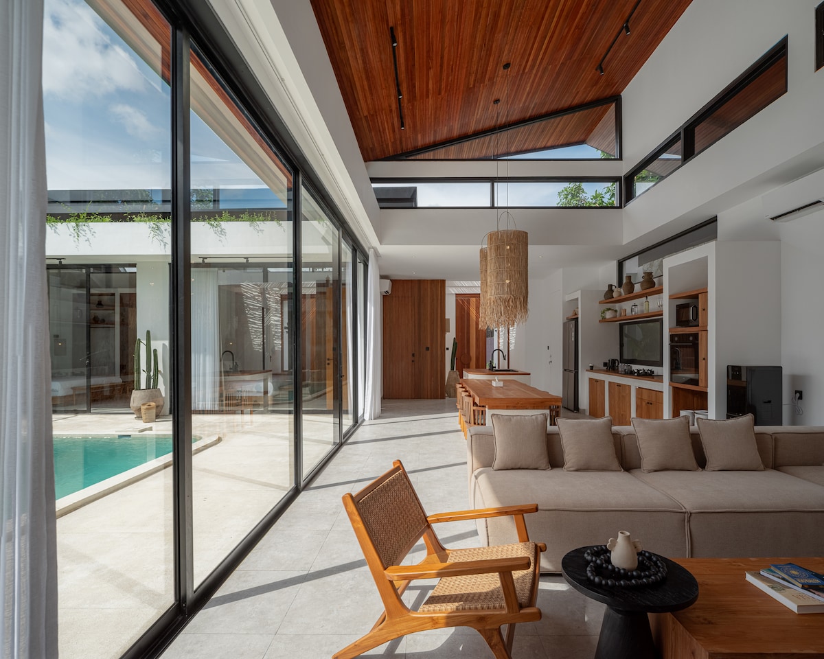 Villa in Denpasar Selatan · ★4.78 · 4 bedrooms · 4 beds · 4.5 baths, comparabile Airbnb