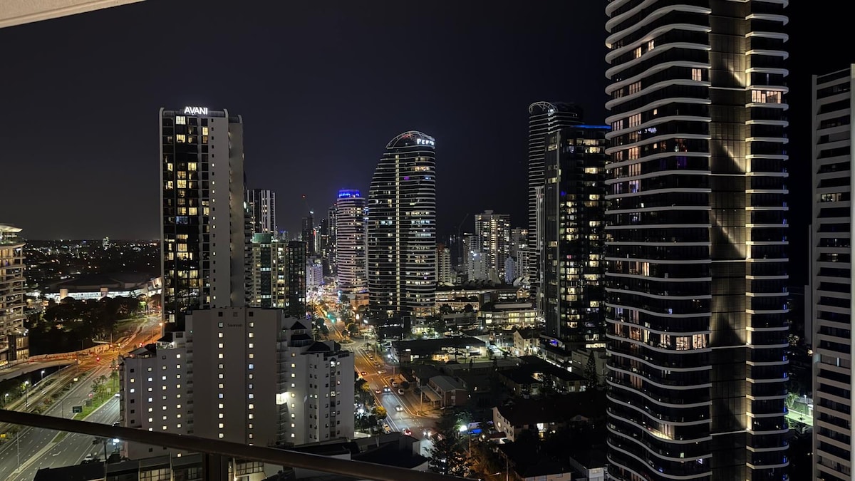 Broadbeach Luxury Apartment | Ocean & City Views - photo 2
