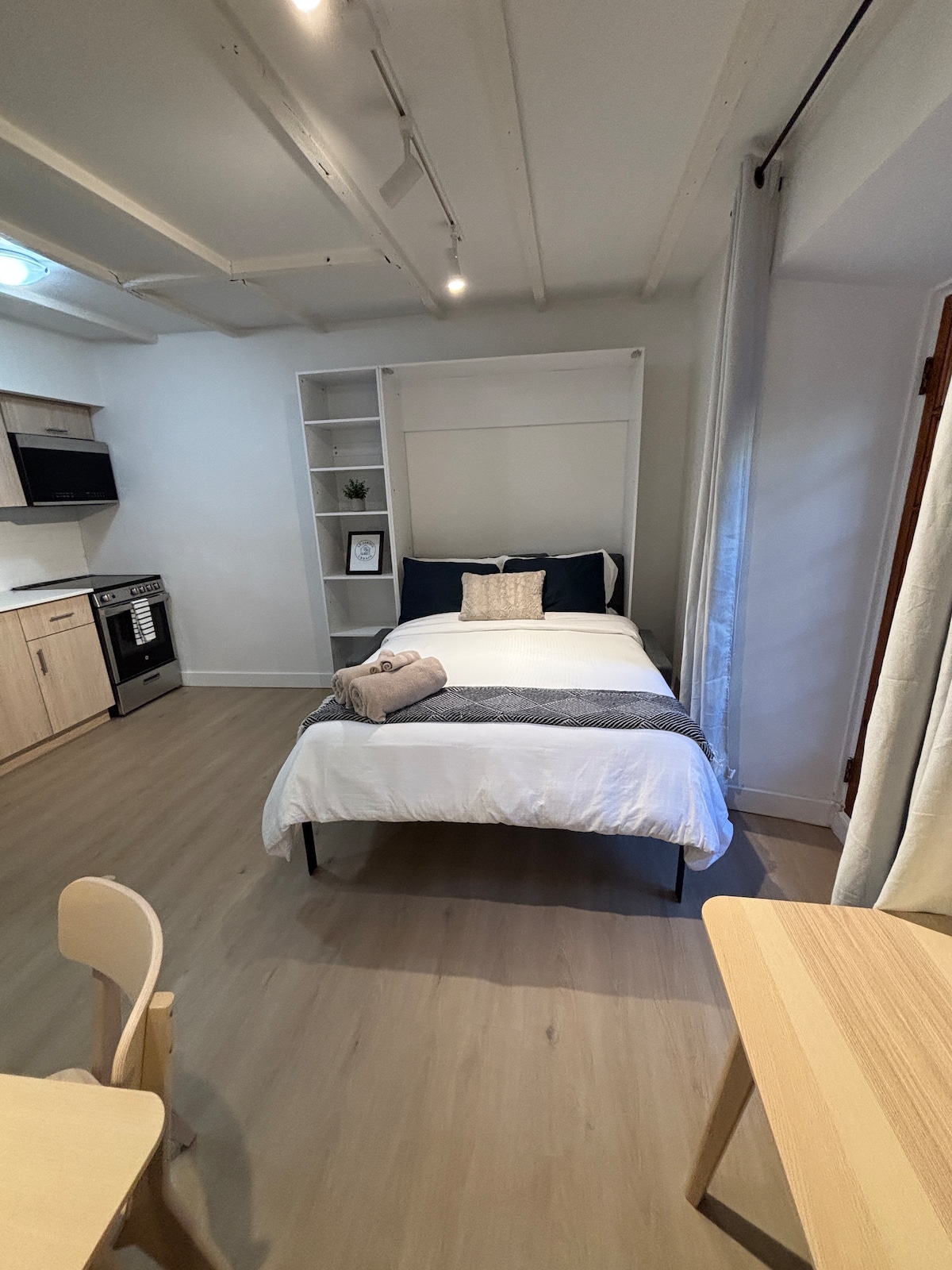 spavaća soba s bračnim krevetom nalazi se u prizemlju i ima izlaz na otvoreno 