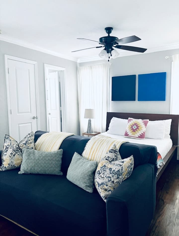 Chic & Classy Centrally Located Montrose Apartment - Meyerland - Houston