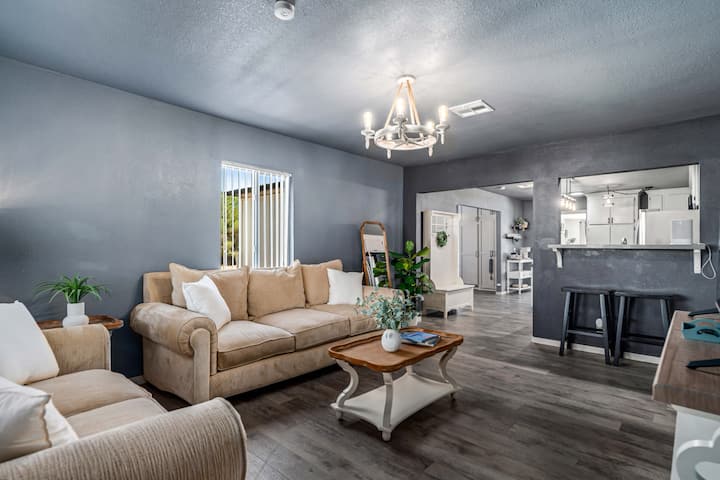 The Farmhouse In Quartz Hill - Palmdale, CA
