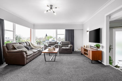 Popular Airbnb listing: Central Hamilton Stay — Modern Comfort & Space in Waikato