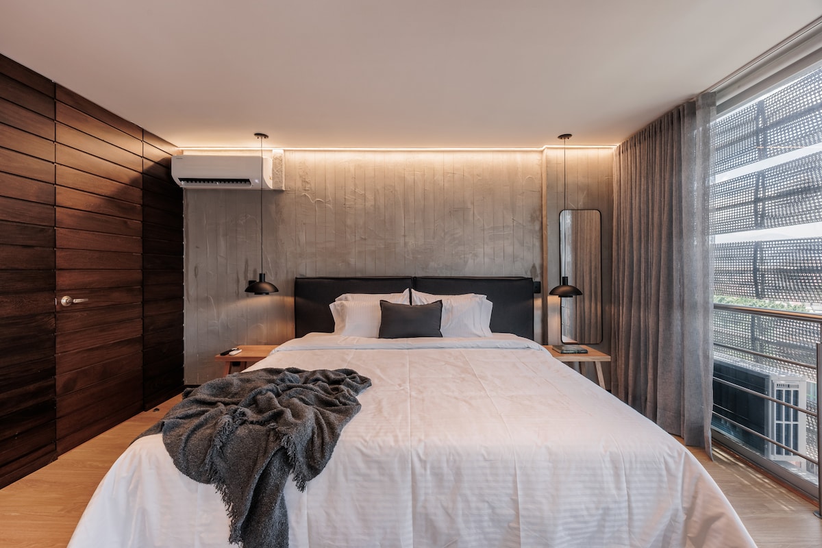 ดำดิ่งสู่ความสบายบนเตียงคิงไซส์ พร้อมวิวเมืองที่เงียบสงบ