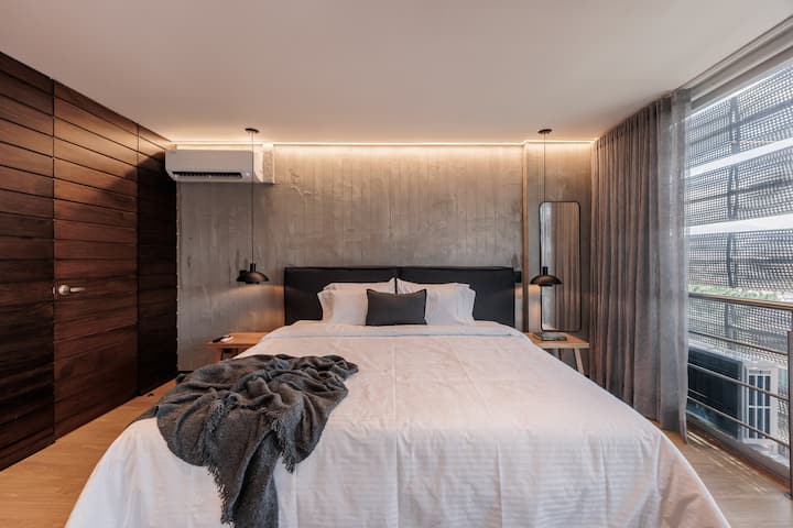 Vychutnajte si pohodlie v manželskej posteli s pokojným výhľadom na mesto.