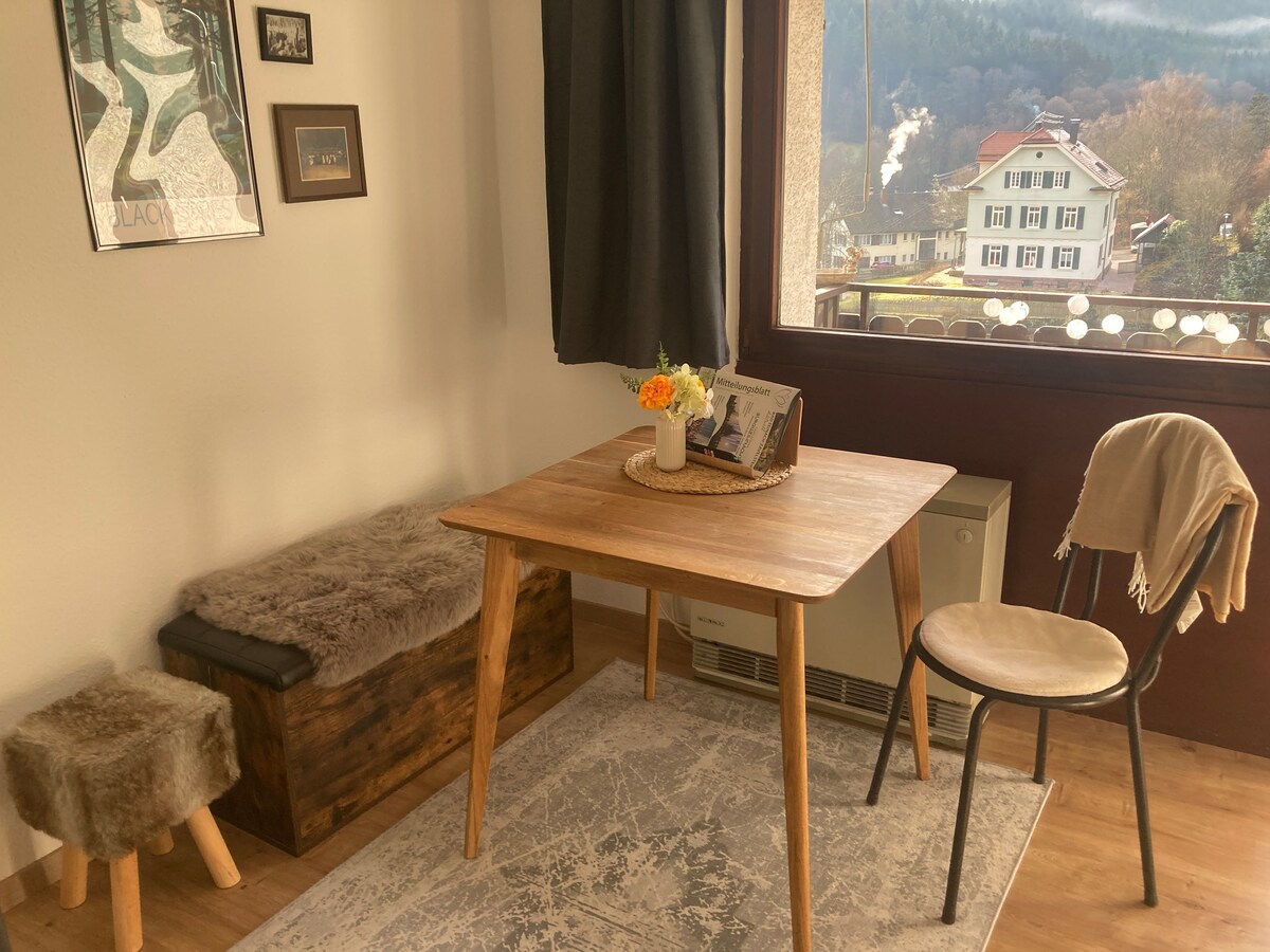 Обърнете внимание: въпреки завесите, стаята не е напълно тъмна