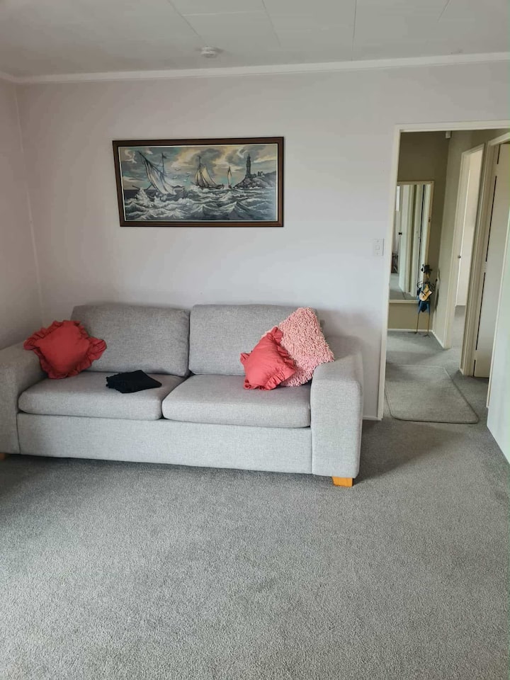 შეზლონგი 2,გამოიღეთ ორადგილიანი საწოლი,ლამაზი ლეიბი, ხარისხიანი მაღაზიიდან .თუ მეორე წყვილს ურჩევნია სრული საწოლი, ჩვენ გვაქვს ძილის გარეთ კომფორტული ახალი საწოლი.