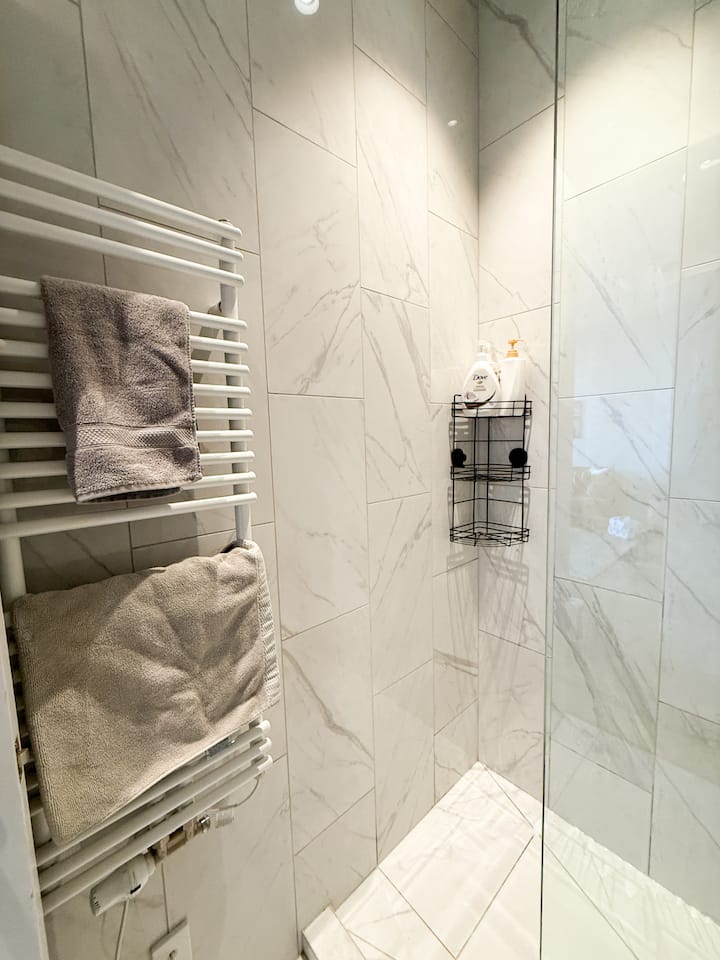 Full bathroom image 2