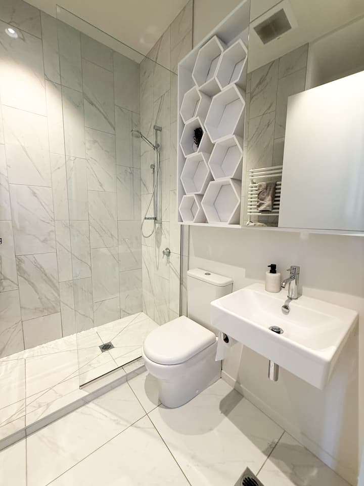 Full bathroom image 1