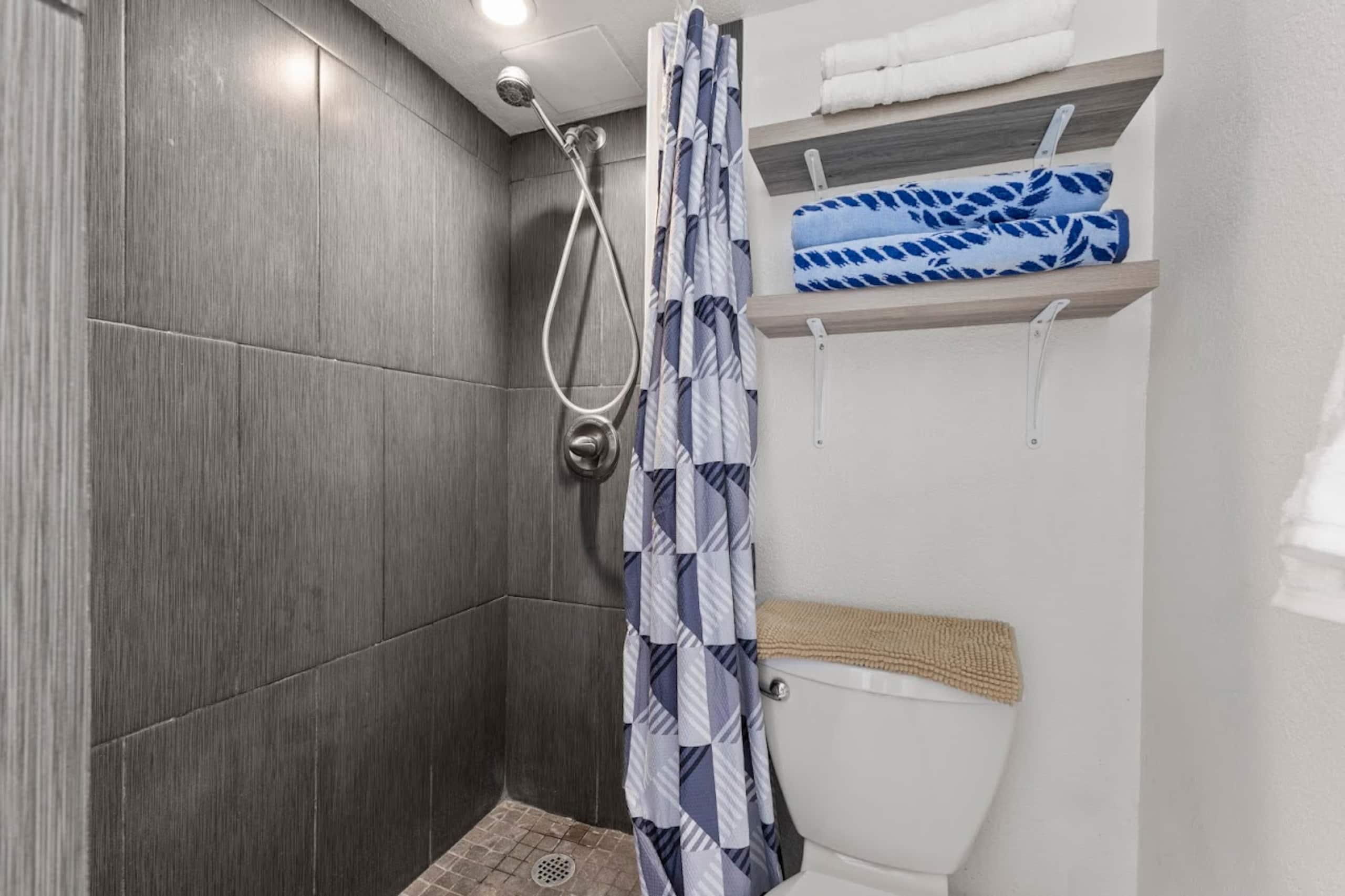 Condo in Honolulu · ★4.65 · 1 bedroom · 1 bed · 1 private bath - Image 10