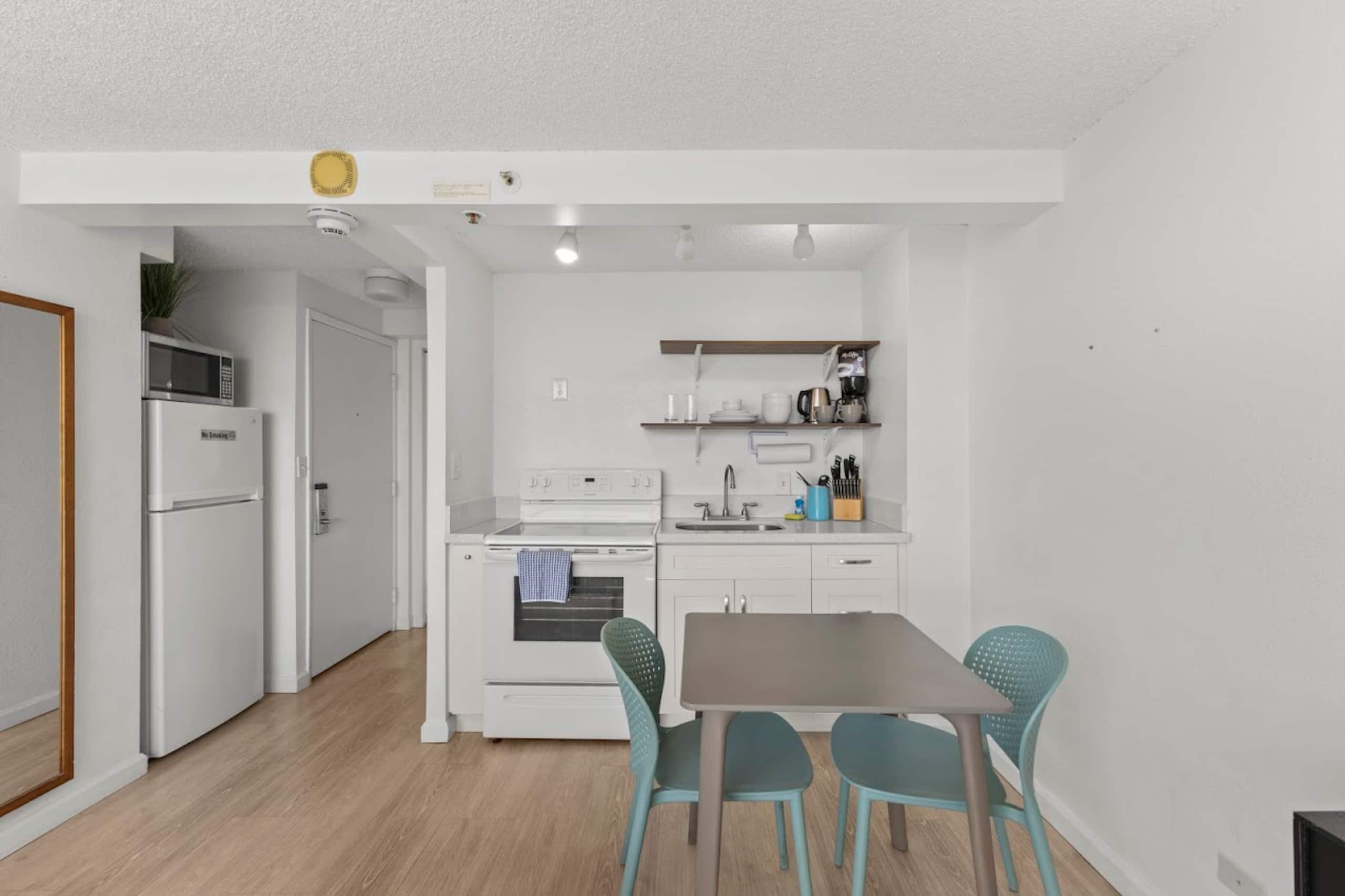 Condo in Honolulu · ★4.65 · 1 bedroom · 1 bed · 1 private bath - Image 2