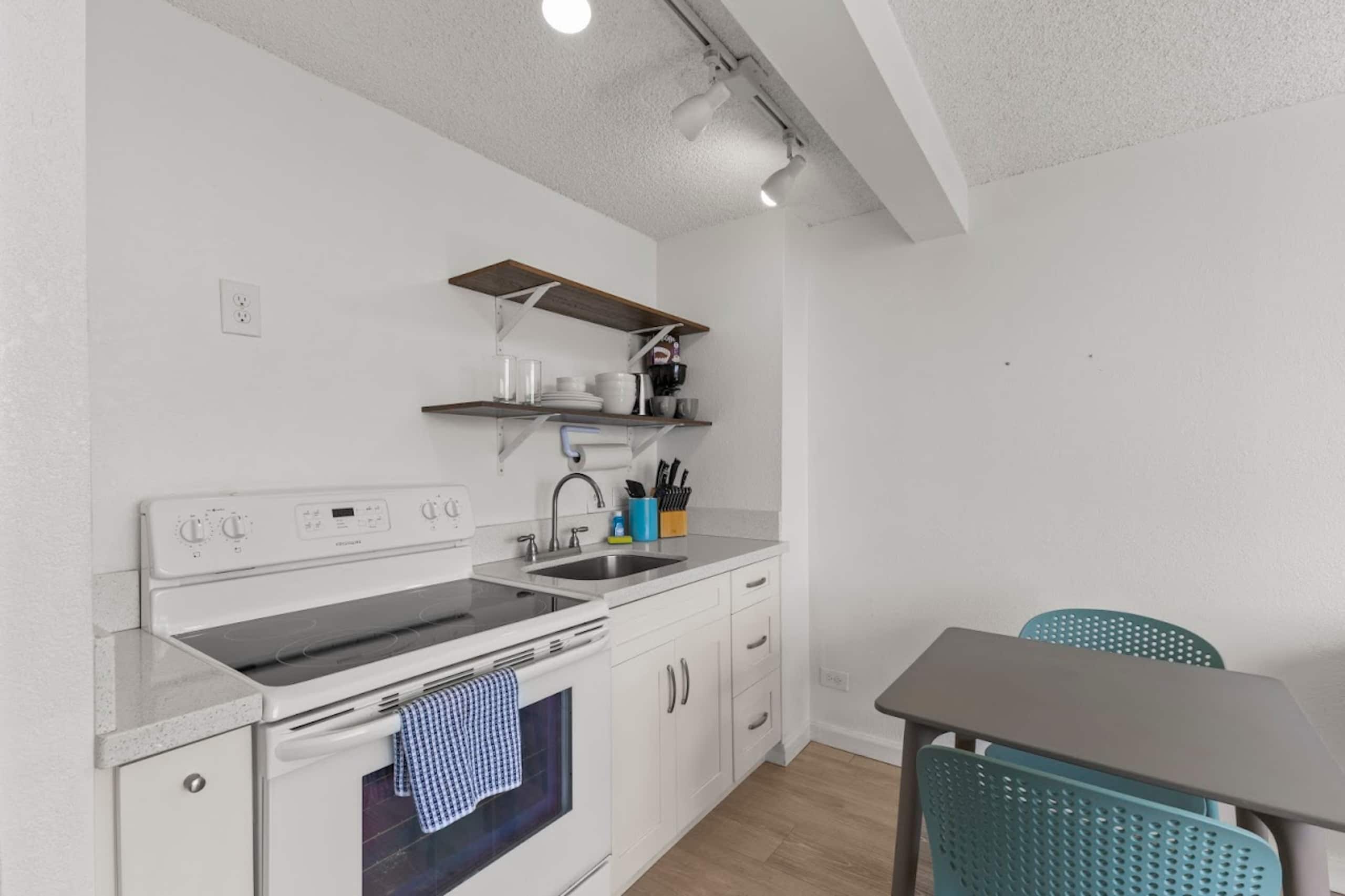 Condo in Honolulu · ★4.65 · 1 bedroom · 1 bed · 1 private bath - Image 3